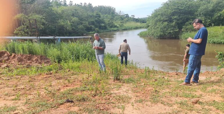 Los técnicos del Mades observando uno de los lugares de donde se extraen las aguas para el establecimiento agroganadero