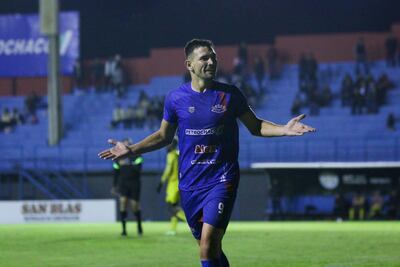 El goleador Sergio Dietze celebra el segundo tanto del "Inde", en el triunfo sobre Deportivo Recoleta. (Foto: APF)