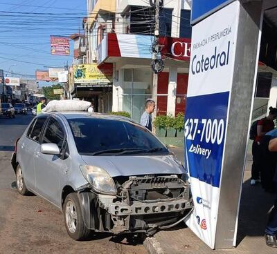 El cuádruple choque involucró a este vehículo de la marca Toyota, modelo, New Vitz. Su conductor dio negativo a la prueba del alcotest.