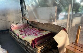 Sobre palets improvisados como camas, entre cartones y frazadas para paliar las bajas temperaturas, familiares de pacientes resisten en el precario albergue de IPS Central.