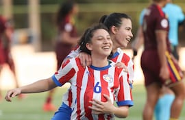 Nayeli Torres lanzó el tiro libre para el primer gol de Paraguay en el triunfo 2-0 ante Venezuela.