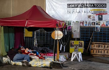 Familiares de presos políticos esperan este viernes, frente al comando de la Policía Nacional Bolivariana (PNB) conocido como Zona 7, en Caracas.