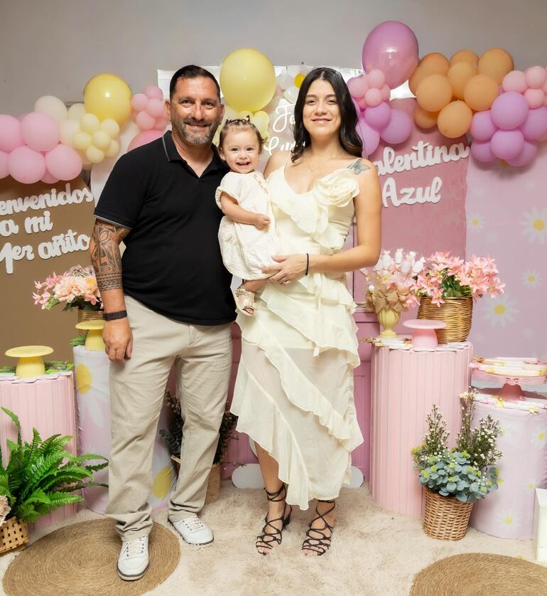 El exjugador de Cerro Porteño Mario Grana y Tati Bernal posando felices con Azul Grana. (Instagram/Mario Grana)