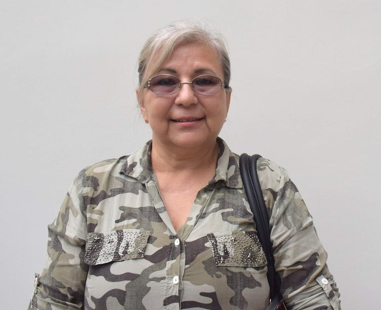  Gladys Carmen Bento de Ram&iacute;rez, expres&oacute; emoci&oacute;n al ver a su hijo iniciar la carrera policial. 
 