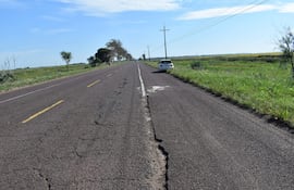 Capa asfáltica con grietas significativas genera preocupación de automovilistas.