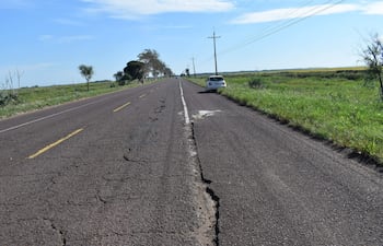 Capa asfáltica con grietas significativas genera preocupación de automovilistas.