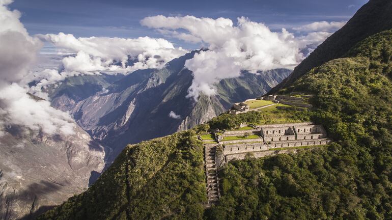 Choquequirao es un sitio Inca en el sur de Perú, similar en estructura y arquitectura a Machu Picchu. Las ruinas son edificios y terrazas a niveles por encima y por debajo de Sunch'u Pata, la cima de la colina truncada