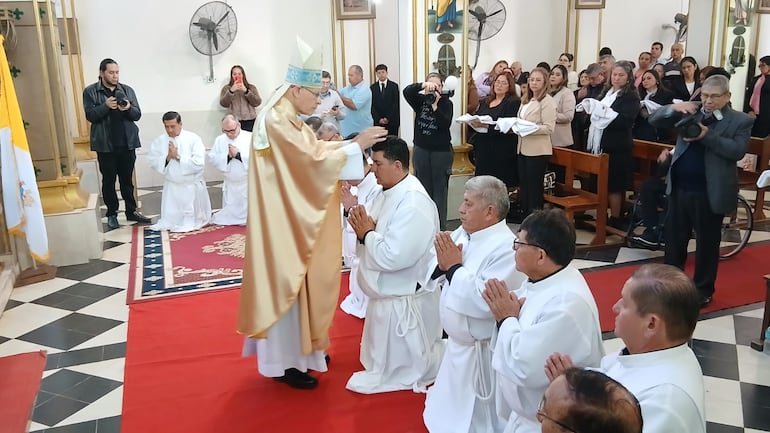 Momento en que el obispo, monseñor Joaquín Hermes Robledo realiza la imposición de su mano sobre cada uno de los aspirantes a diácono.