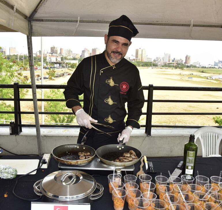 El chef Óscar Barrios del stand de Turkiye.
