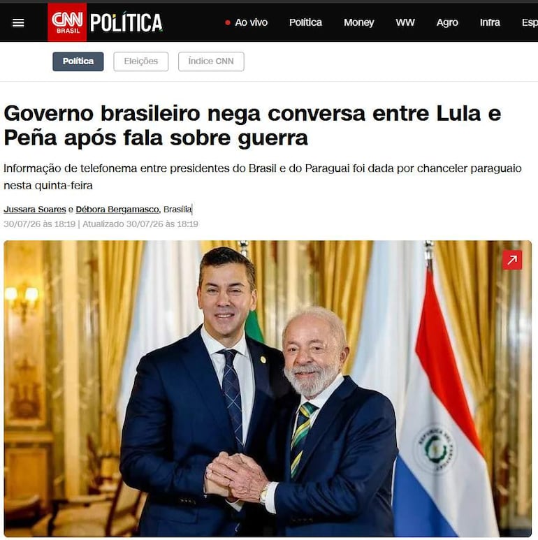 Lula con traje oscuro y Peña en traje azul oscuro, ambos sonriendo y dándose la mano en un ambiente formal con banderas.