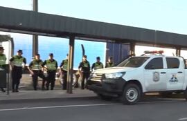 Oficiales de la policía apostados en Puerto Falcón, aguardan la llegada de los primeros buses con hinchas de Lanús.