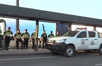 Oficiales de la policía apostados en Puerto Falcón, aguardan la llegada de los primeros buses con hinchas de Lanús.