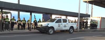 Oficiales de la policía apostados en Puerto Falcón, aguardan la llegada de los primeros buses con hinchas de Lanús.