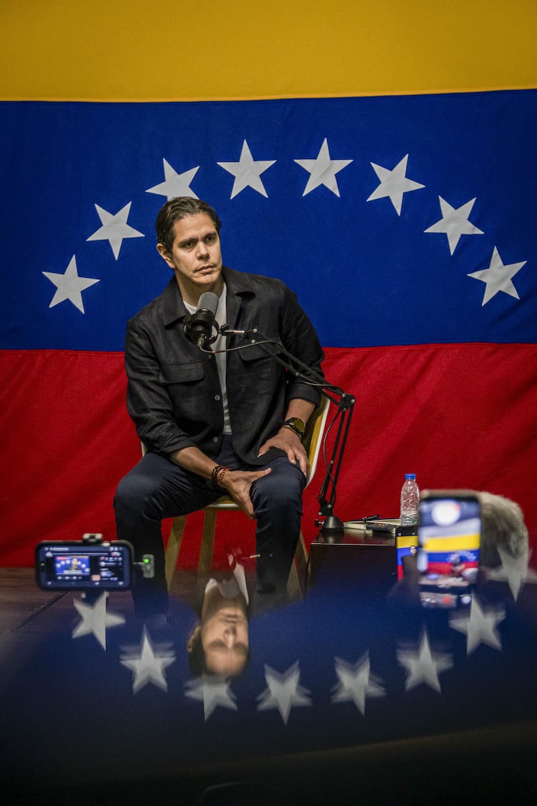 El dirigente opositor Lester Toledo, habla durante una rueda de prensa este miércoles, en Maracaibo (Venezuela).