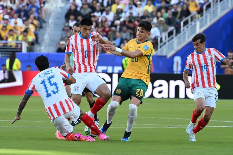 El delantero australiano, Cristian Volpato no puede pasar de las marcas de Gustavo Gómez y Diego Gómez.