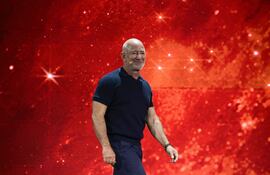 El fundador de Amazon en Estados Unidos, Jeff Bezos, llega al escenario durante la feria de startups e innovación VivaTech, en el recinto Paris Expo Porte de Versailles, en París, el 17 de junio de 2026.