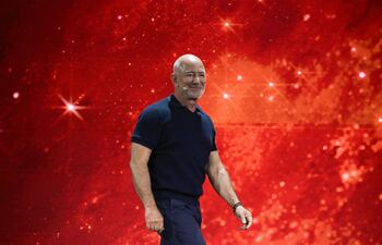 El fundador de Amazon en Estados Unidos, Jeff Bezos, llega al escenario durante la feria de startups e innovación VivaTech, en el recinto Paris Expo Porte de Versailles, en París, el 17 de junio de 2026.