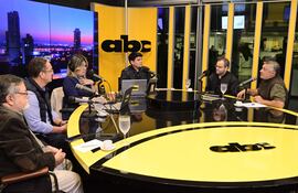 Profesionales de la salud y el ministro de Educación, Luis Ramírez, en el set de ABC Cardinal.