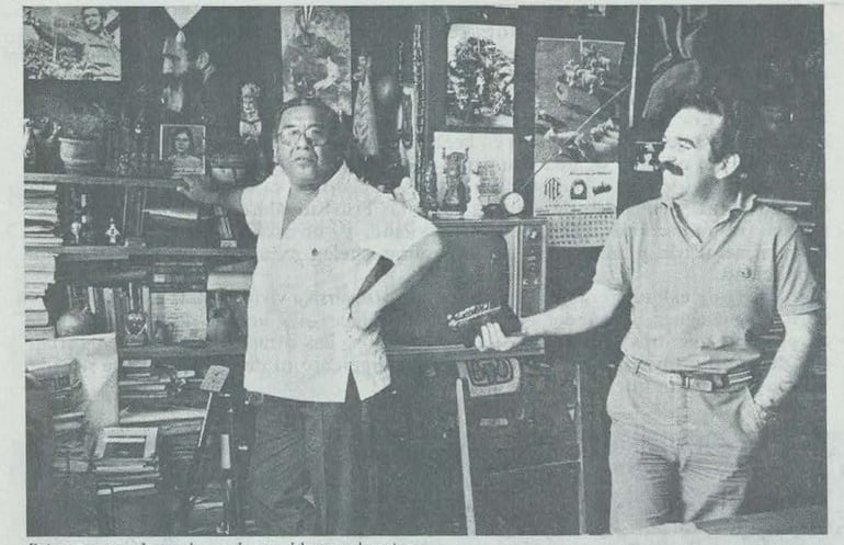 Chema Salcedo entrevistando al fotógrafo Carlos "Chino" Domínguez