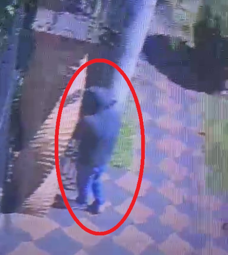 Captura de video de circuito cerrado donde se observa a uno de los delincuentes ingresando a la vivienda.