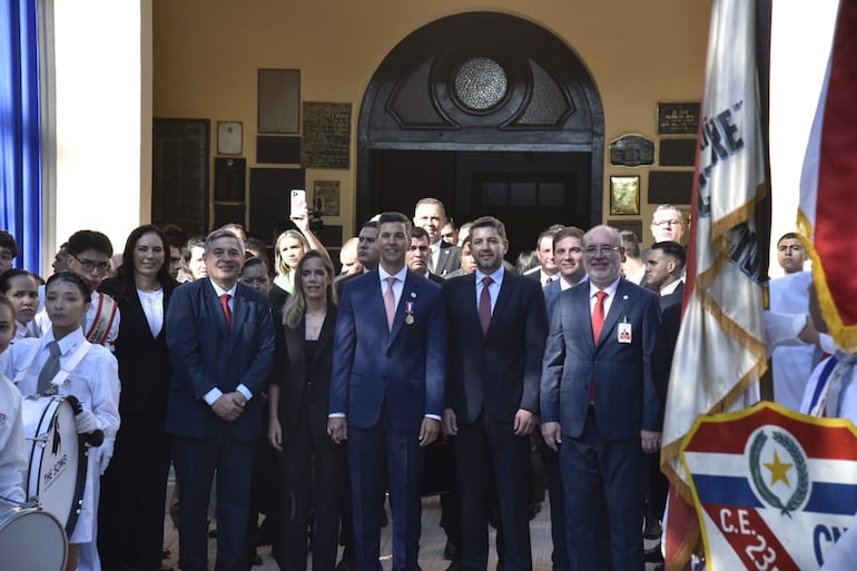 El presidente Santiago Peña participó del acto de inauguración de las obras en el CNC. Estuvo acompañado de su esposa Leticia Ocampos, así como el vicepresidente Pedro Alliana, el director de Itaipú Justo Zacarías y varios ministros, entre ellos el de Educación y la de Obras Públicas.