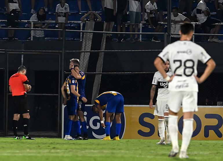 Los futbolistas de Sportivo Luqueño celebran un gol en el partido contra Olimpia por el torneo Apertura 2023 del fútbol paraguayo en el estadio Defensores del Chaco, en Asunción.
