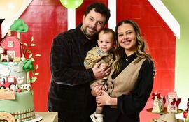 Andrea Quattrocchi y Darío López con el cumpleañero Mauro.