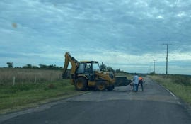 Una máquina y personal de una estancia realizan el trabajo de bacheo en Unión.