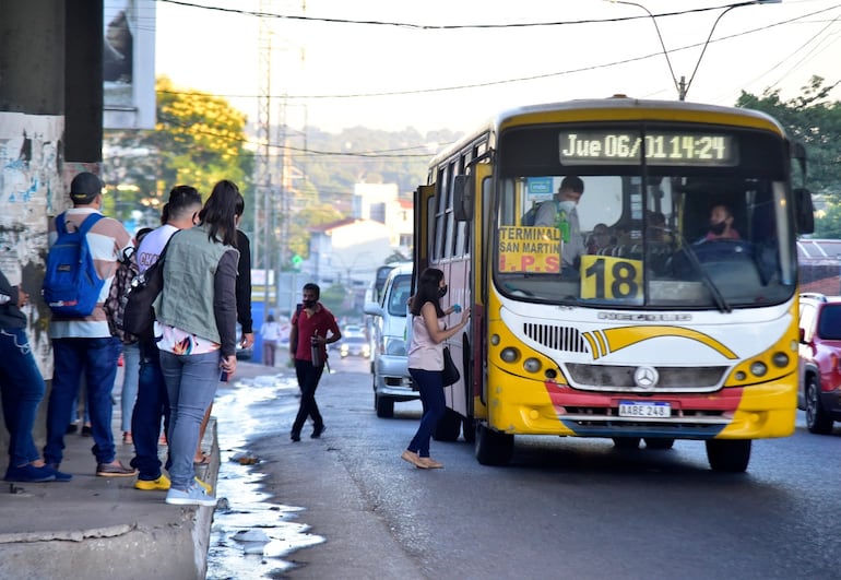 Repudian a Raúl Latorre por “colgarse” del calvario ciudadano por la falta de transporte