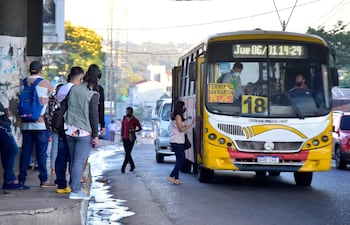 La ciudadanía sufre, cada día, el estado deplorable del transporte público en el país. (Foto de archivo).