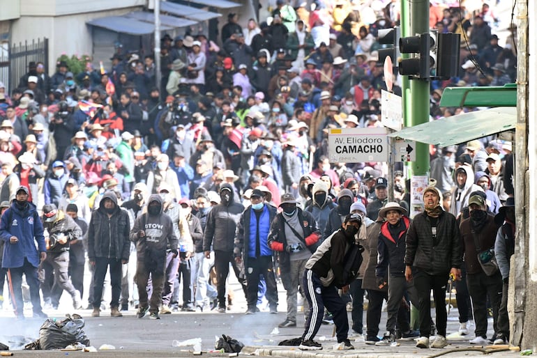 La protesta en Bolivia, que según el oficialismo es impulsada por el expresidente socialista Evo Morales, exige la renuncia del presidente actual Rodrigo Paz.