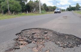 Enormes y peligrosos baches en la ruta que une la ciudad de Ypané con Villeta.