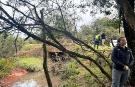 Comitiva fiscal-policial intervino el arroyo Sanabria tras la denuncia de peces muertos en Paso Yobai.