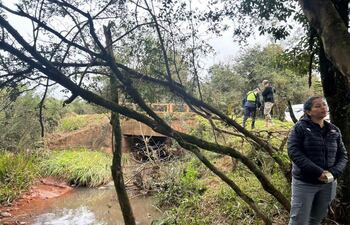 Comitiva fiscal-policial intervino el arroyo Sanabria tras la denuncia de peces muertos en Paso Yobai.