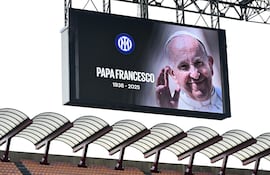 Una gigantografía con la imagen del papa Francisco en el estadio de San Siro.