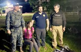 El coronel Julio Alarcón, de la FTC; el oficial inspector Édgar Ayala, de Antisecuestro, y el fiscal Pablo Zárate, de Antisecuestro, con la detenida.