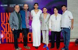 Ever Enciso, Joaquín Pedretti, Majo Cabrera, Salma Vera, Gabriela Sabaté y "Paletita" Romero en la presentación de la película "Una sola primavera" en Asunción.