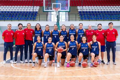 Delegación completa de la selección paraguaya femenina U17 de básquetbol que iniciará su competencia este miércoles en el Parque Olímpico de Luque.