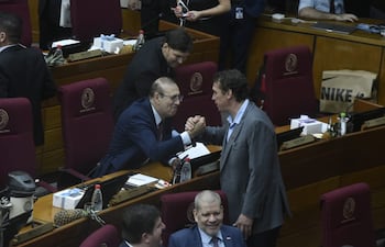 Juan Carlos "Nano" Galaverna saluda a su colega acusado Erico Galeano.