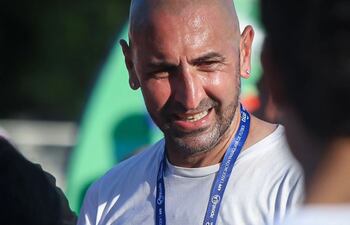 Sergio Daniel Orteman Rodríguez (47 años), entrenador uruguayo al frente del Sportivo San Lorenzo, que logró el ascenso a la máxima categoría.