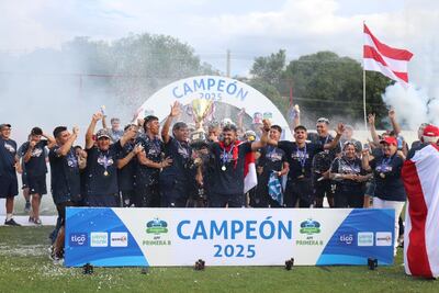 Celebración de los jugadores de Benjamín Aceval, tras obtener el título de Primera División B, que le otorga el cupo directo a la División Intermedia.