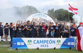 Celebración de los jugadores de Benjamín Aceval, tras obtener el título de Primera División B, que le otorga el cupo directo a la División Intermedia.
