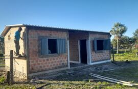 Son 65 viviendas que están en un 67% de avance de construcción. Los beneficiados serán pobladores de la comunidad Abundancia de los Ishir en Fuerte Olimpo.