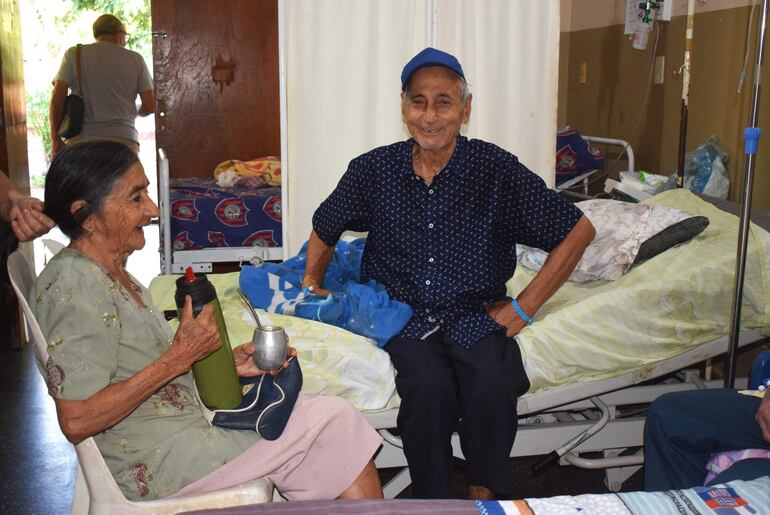 Florentina Recalde, quien acompaña a su esposo internado Abundio Martínez Prieto, dijo que tuvieron que comprar algunos medicamentos que no estaban disponibles.