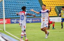 El delantero ghanés de Sportivo Iteño, Jackson Acheampong celebra su tanto en compañía de Maykol Méndez. (Foto: APF)