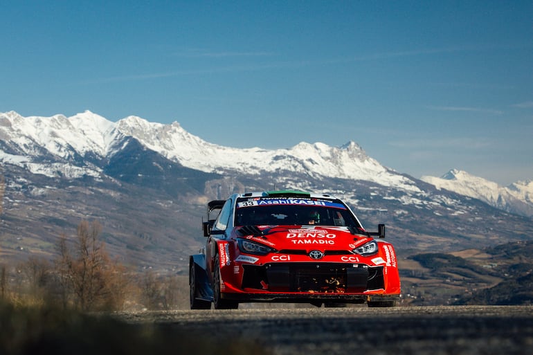 Una postal con Elfyn Evans, Scott Martin y el Toyota GR Yaris.