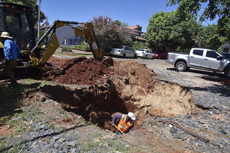 Tras la caída del auto, obreros de la concesionaria aparecieron en el sitio y volvieron a rellenar el pozo.