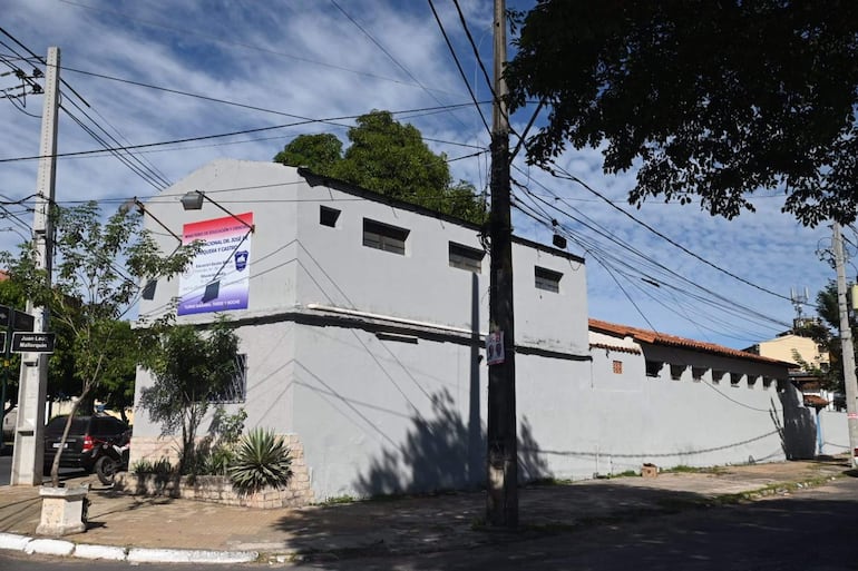 El edificio del Colegio Nacional Doctor José Doctor Antequera y Castro, del  MEC,  en Asunción.