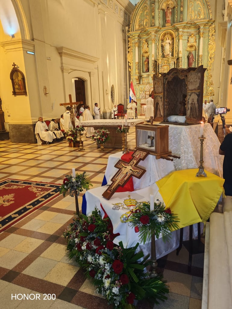 Reliquia de San Francisco de Asís ya bendice a Paraguay y así fue recibida en Asunción