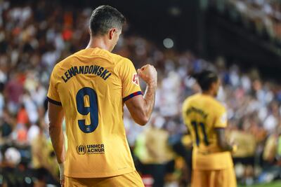 El delantero del FC Barcelona Robert Lewandowski celebra la victoria tras el partido de LaLiga que Valencia CF y FC Barcelona disputaron este sábado en el estadio de Mestalla, en Valencia.